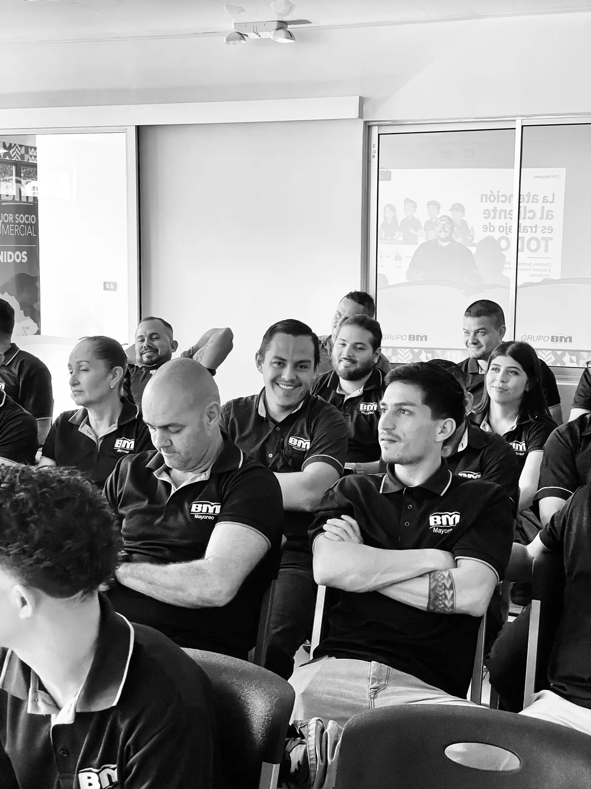Equipo participando en una capacitación
