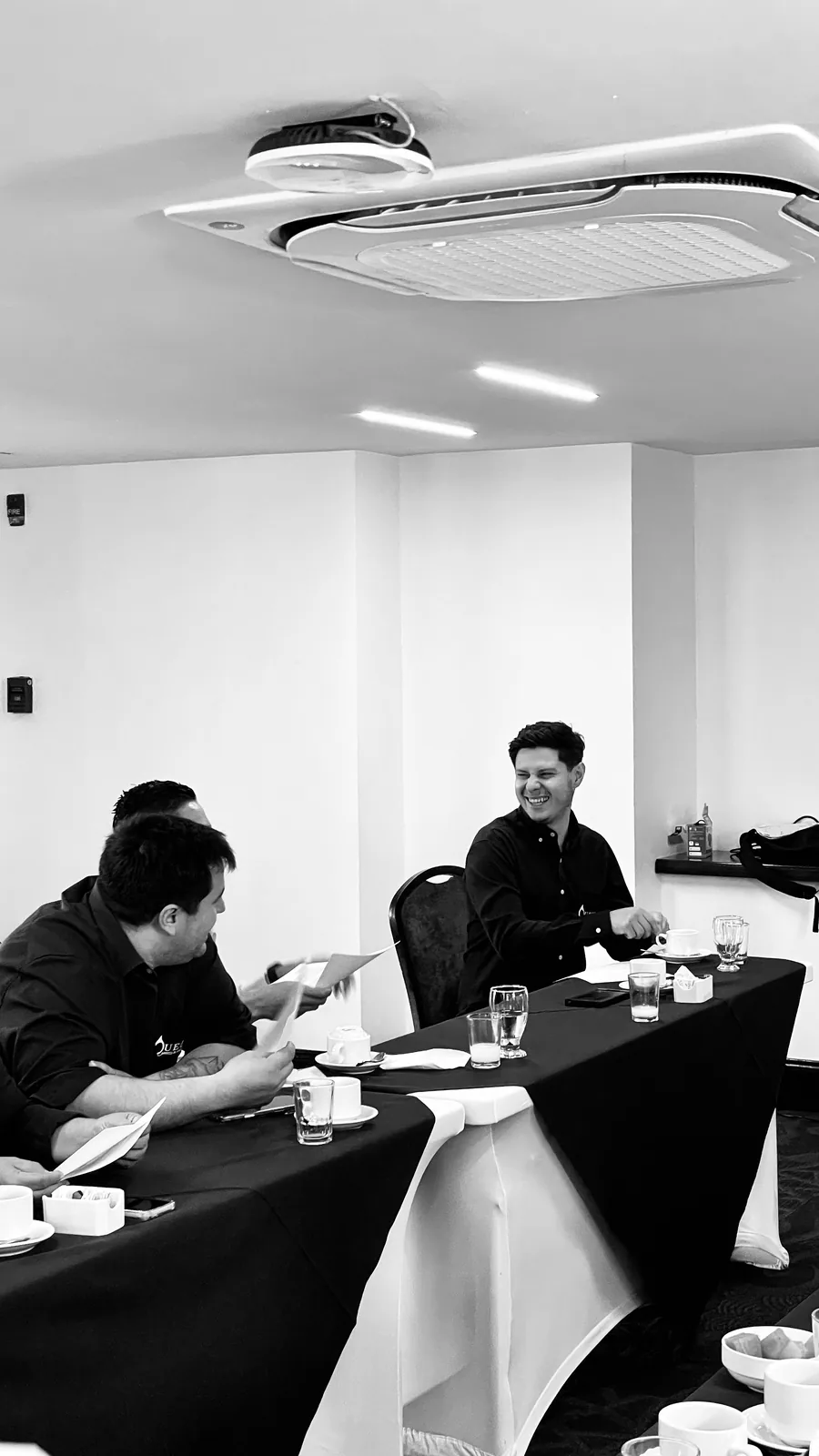 Dinámica empresarial en mesa de trabajo